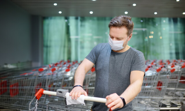 CORONAVIRUS: Selv ved bruk av munnbind kan man bli smittet av koronaviruset. Viruset kan blant annet smitte via kontaktpunkter. Foto: NTB Scanpix/Shutterstock. CORONAVIRUS: Selv ved bruk av munnbind kan man bli smittet av koronaviruset. Viruset kan blant annet smitte via kontaktpunkter. Foto: NTB Scanpix/Shutterstock.